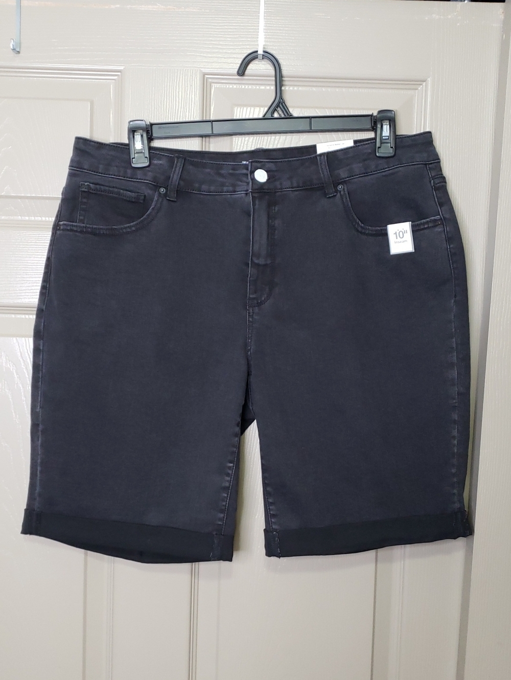 Time And Tru NWT Classic Women's Black Wash Stretch Bermuda Shorts Size 18